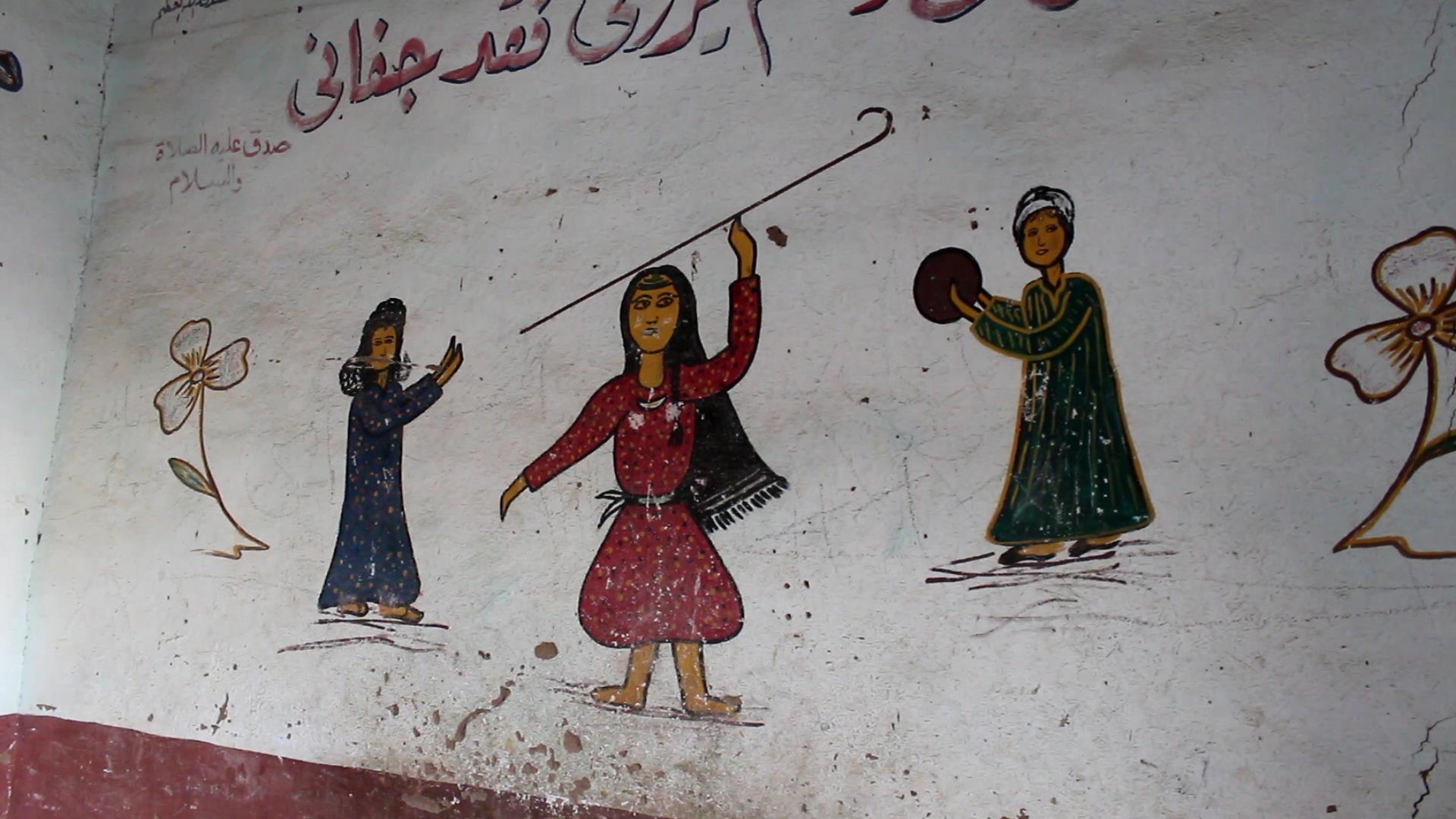 رسومات الحج على أحد منازل القرية المهجورة .. تصوير أبوالحسن عبدالستار