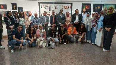 طلاب الفنون الجميلة بالأقصر مع عميد الكلية.. تصوير: أسماء الشرقاوي