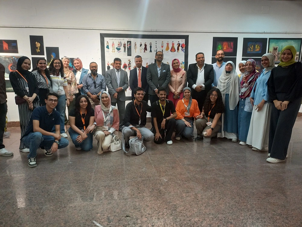 طلاب الفنون الجميلة بالأقصر مع عميد الكلية.. تصوير: أسماء الشرقاوي