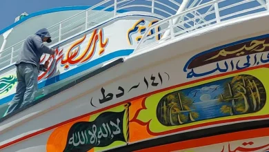 خطاطو المراكب.. تصوير: حلمي ياسين