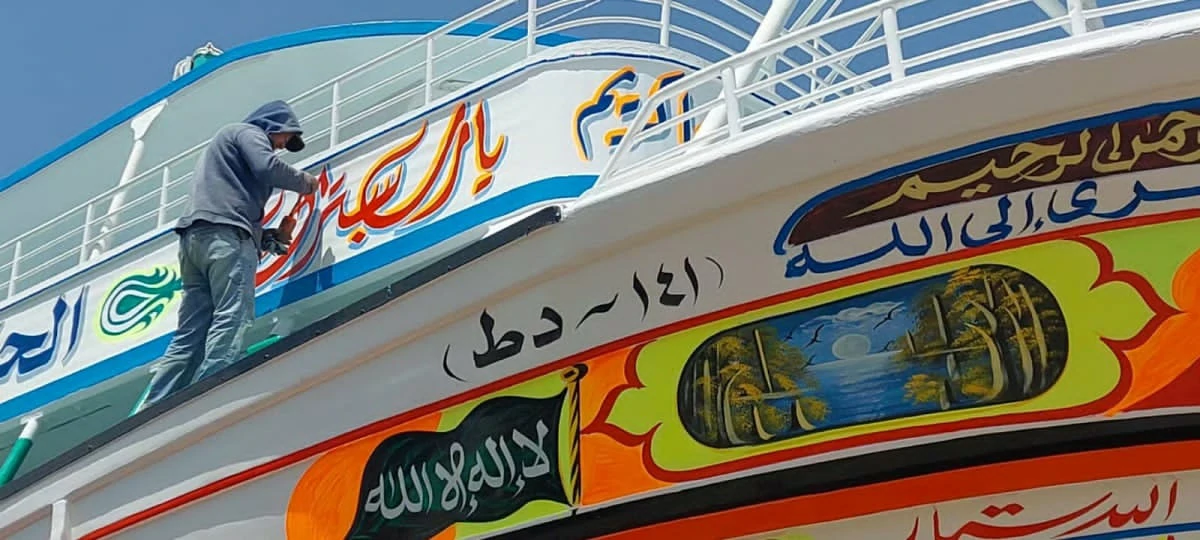خطاطو المراكب.. تصوير: حلمي ياسين
