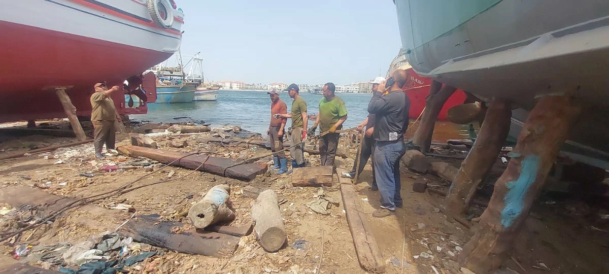 عمال مهنة "الأَزَءْ" في عزبة البرج بدمياط.. تصوير: حلمي ياسين