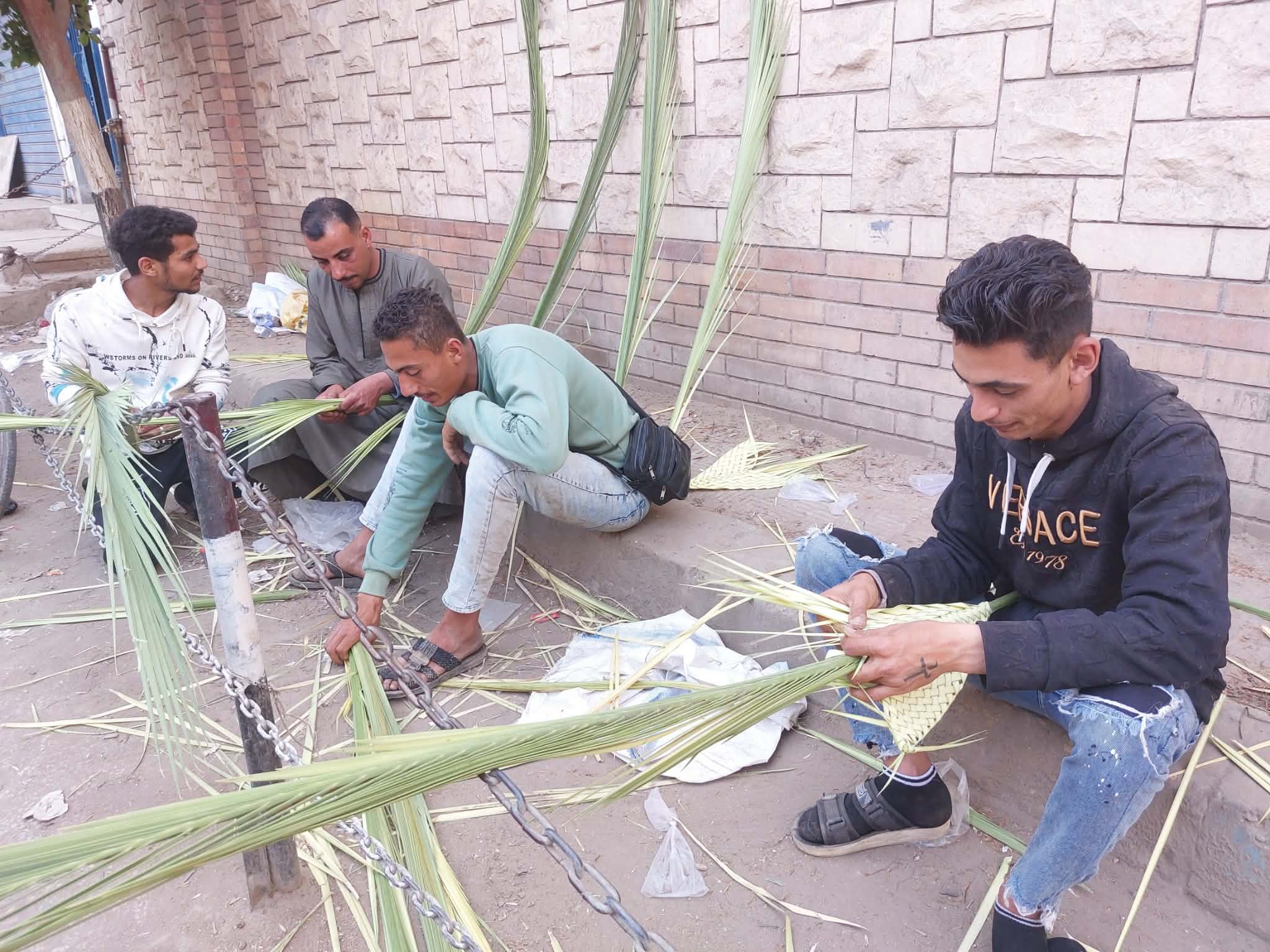 اقبال أقباط المنيا على شراء الزعف - تصوير أسماء منتصر