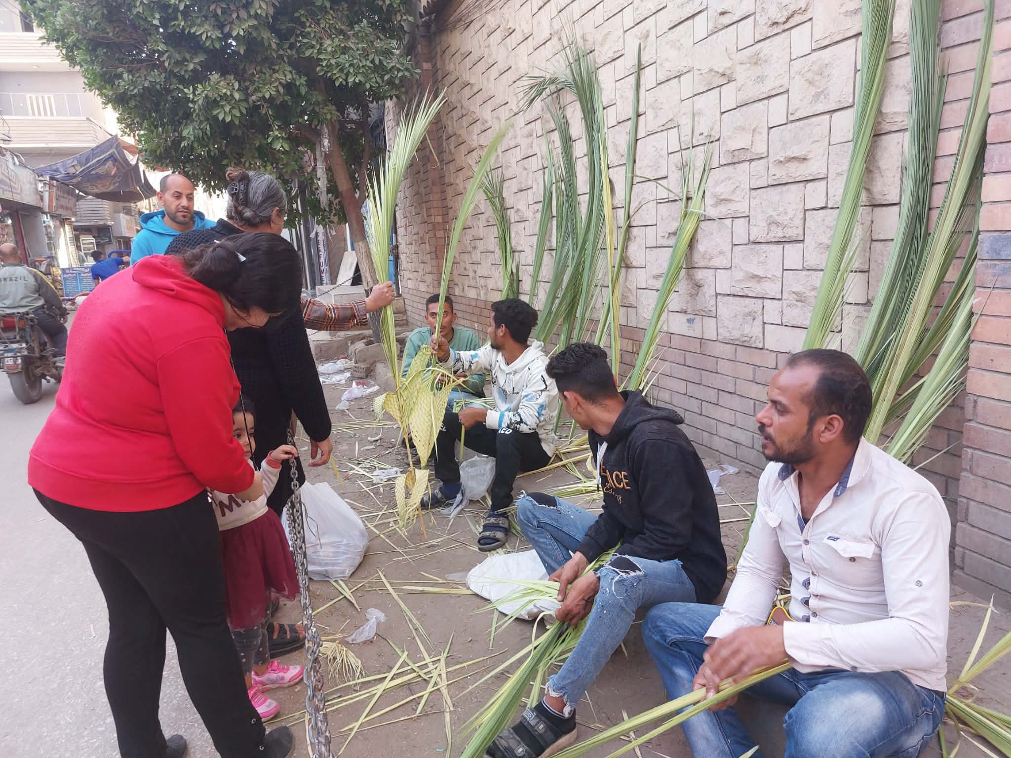 اقبال أقباط المنيا على شراء الزعف - تصوير أسماء منتصر