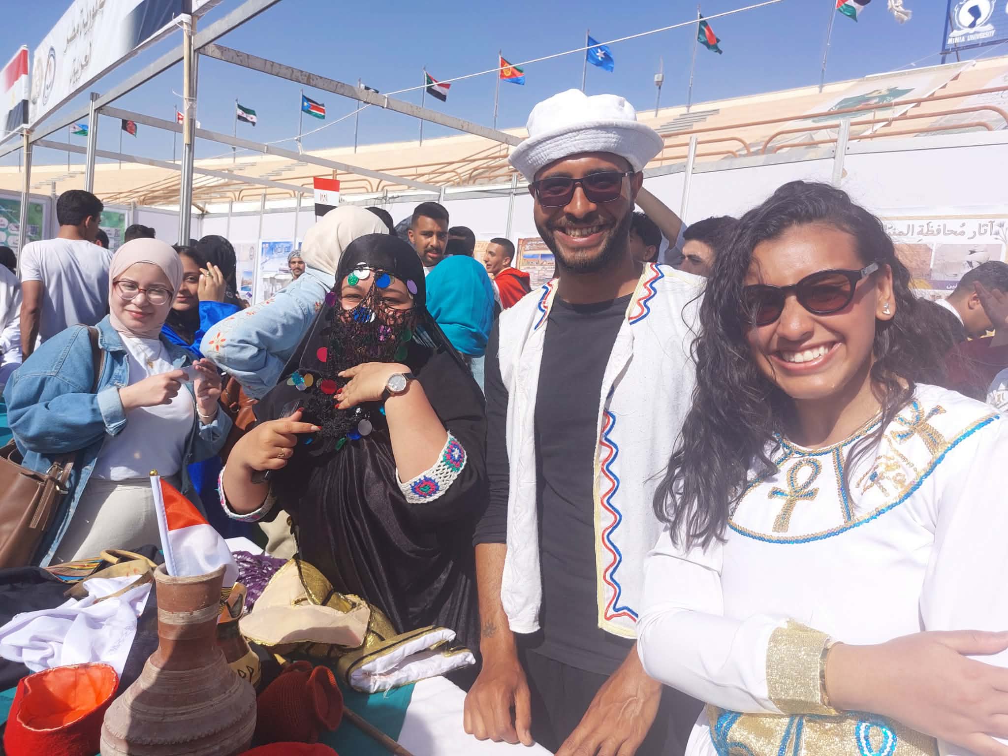 طلاب يقدمون الأكلات المصرية في الملتقى.. تصوير: أسماء منتصر