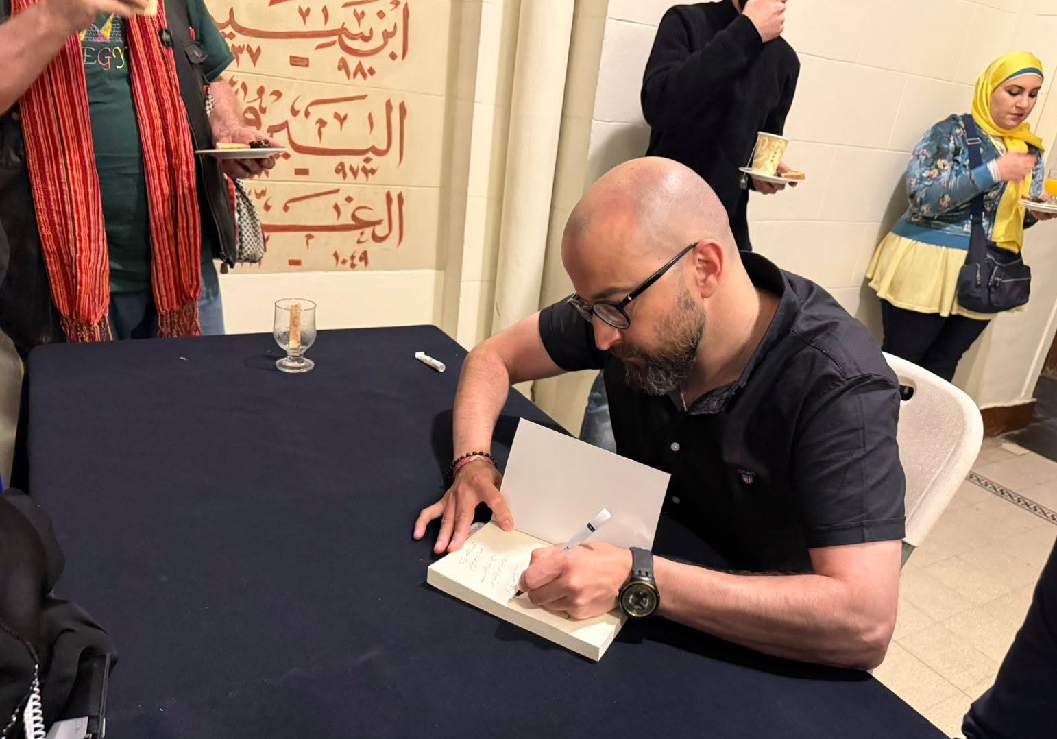 الروائي باسم خندقجي يوقع رواياته بعد الندوة