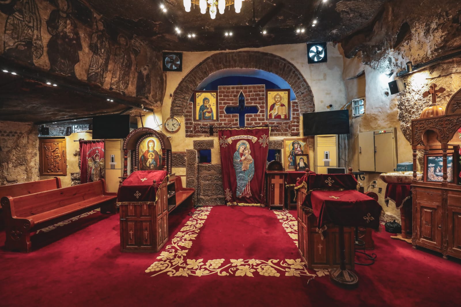 كنيسة العذراء مريم بدير الجنادلة تصوير أحمد مصطفى