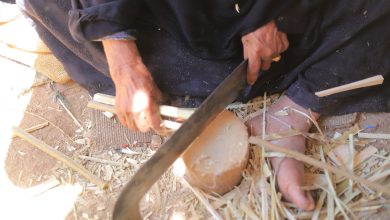 الحاجة محاسن أثناء صناعة أقفاص الجريد.. تصوير: أبوالحسن عبدالستار