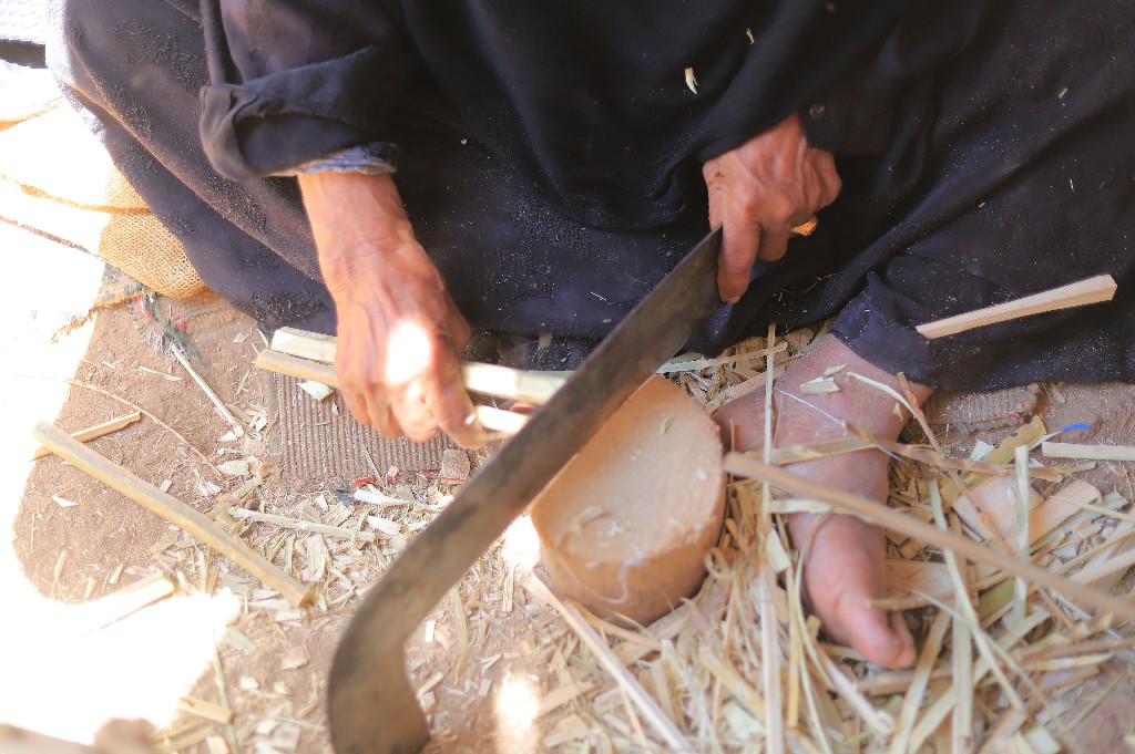 الحاجة محاسن أثناء صناعة أقفاص الجريد.. تصوير: أبوالحسن عبدالستار