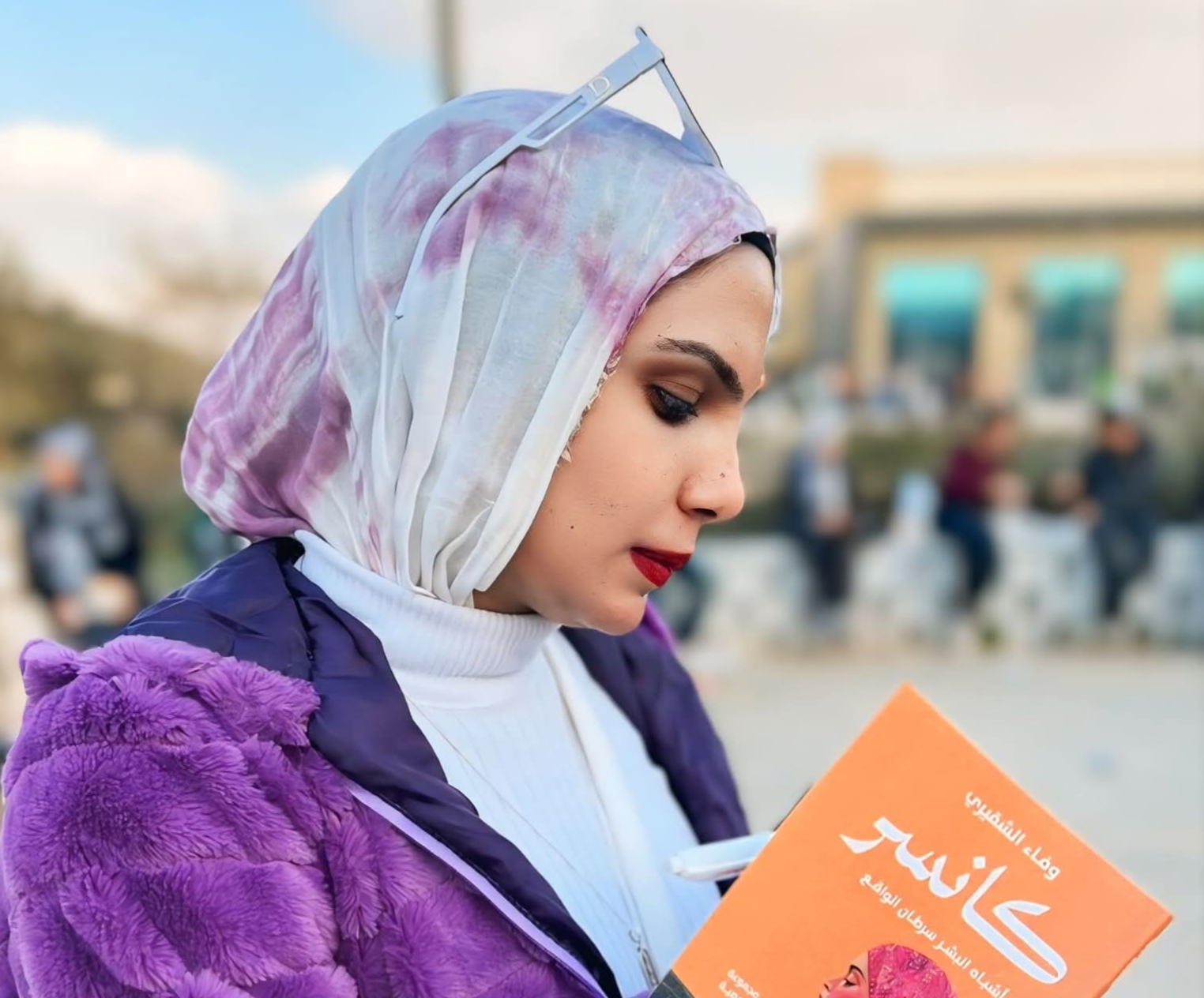 وفاء الشقيري أثناء مشاركتها في معرض الكتاب بعملها الروائي كانسر.. الصورة بواسطة وفاء