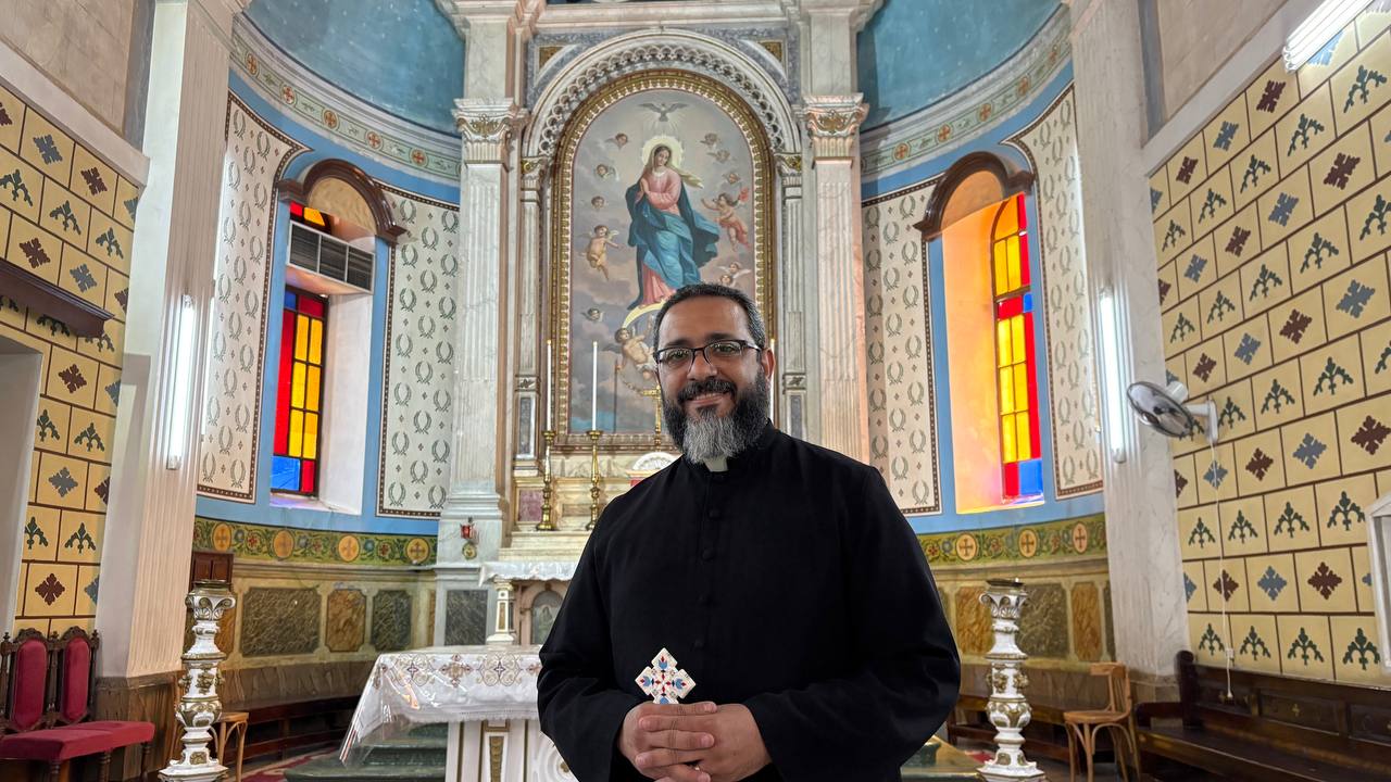 الأب أمجد عزت، الراعي المساعد بكنيسة الأقباط الكاثوليك بأسوان.. تصوير: وفاء أمين