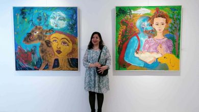 الفنانة التشكيلية لينا أسامة في معرض «عيون مليئة بالأحلام».. تصوير: آية السمالوسي