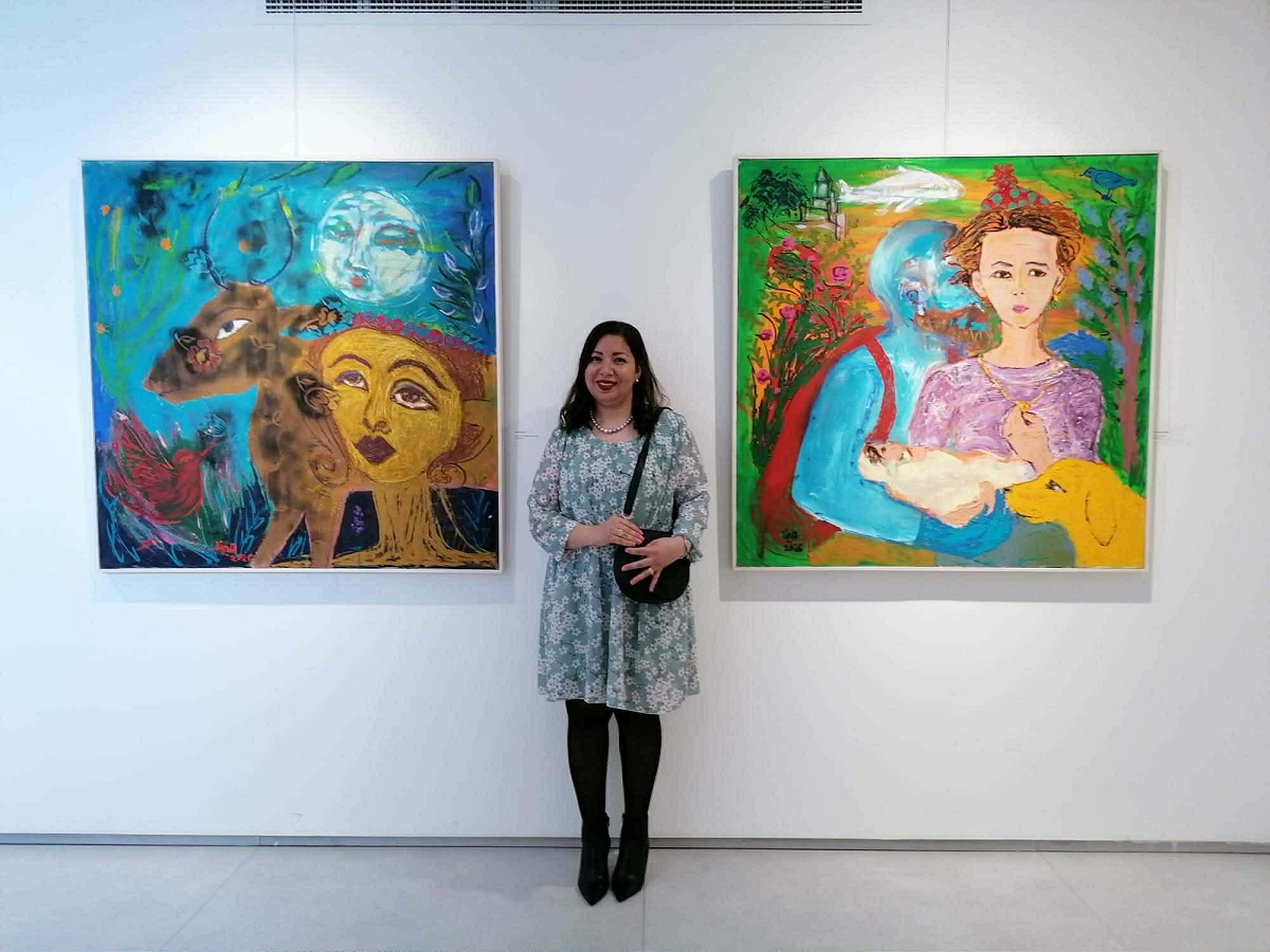 الفنانة التشكيلية لينا أسامة في معرض «عيون مليئة بالأحلام».. تصوير: آية السمالوسي