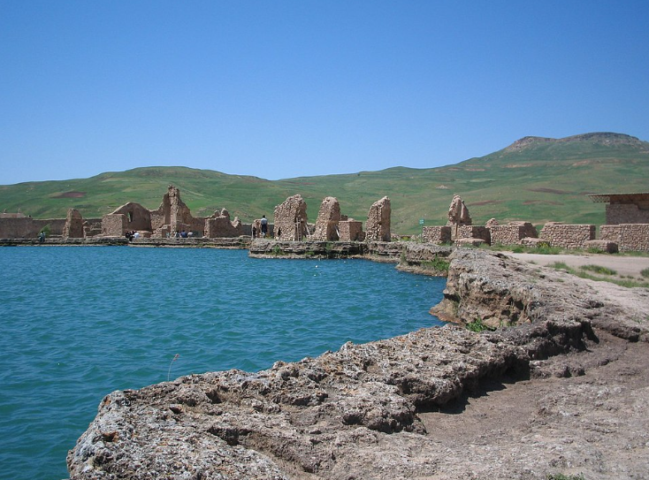 تخت سليمان بإيران.. مصدر الصورة ويكيبيديا