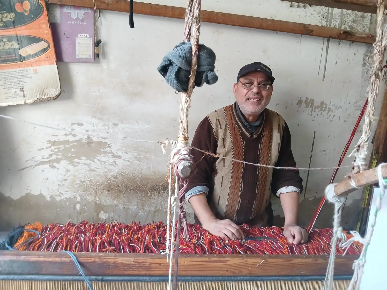 فني نسيج يعمل في صناعة السجاد اليدوي بفوة.. تصوير: محمود دوير