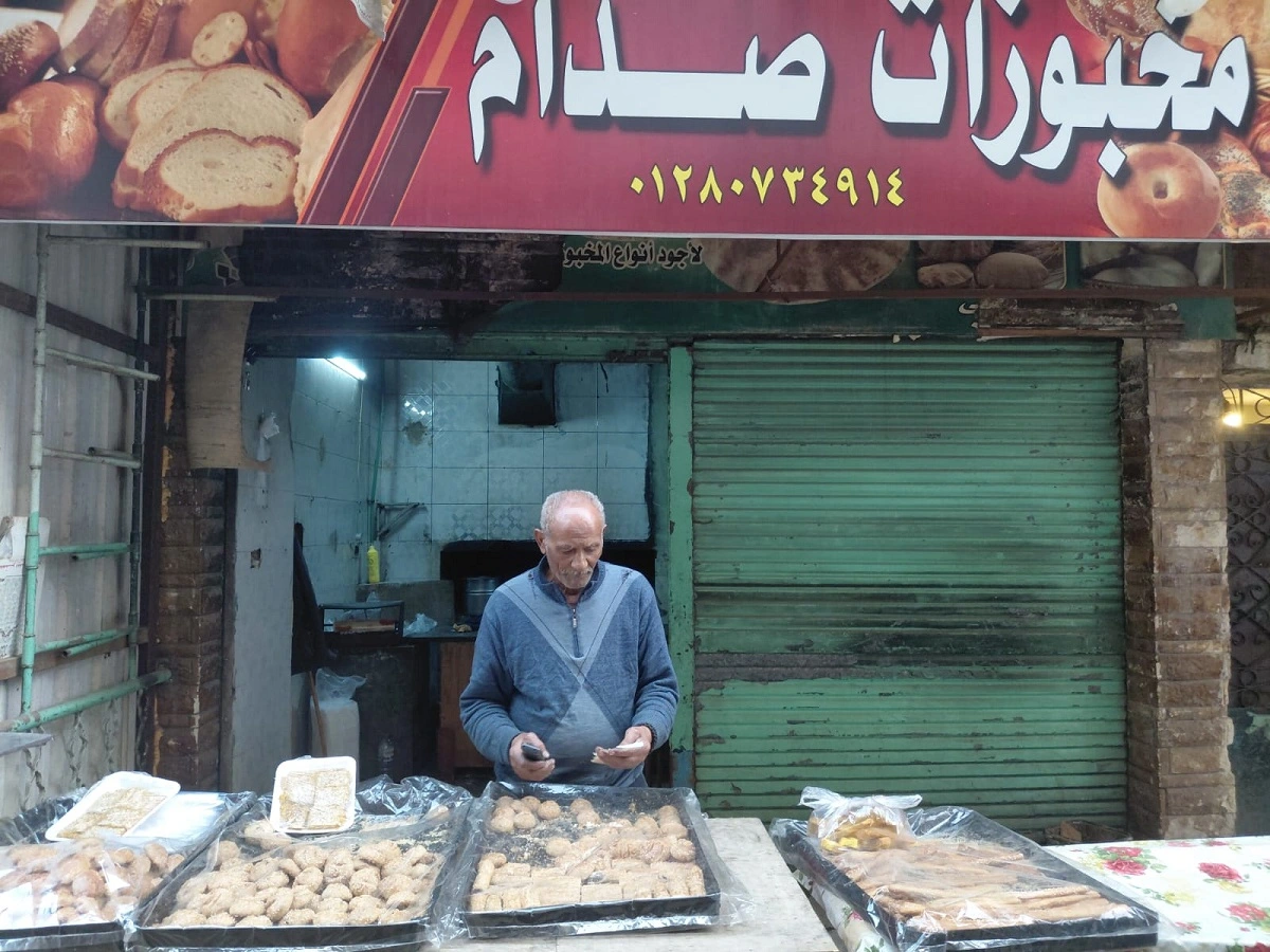 عم صدام صانع فطيرة المنجأونة في بورسعيد.. تصوير: أسامة كمال