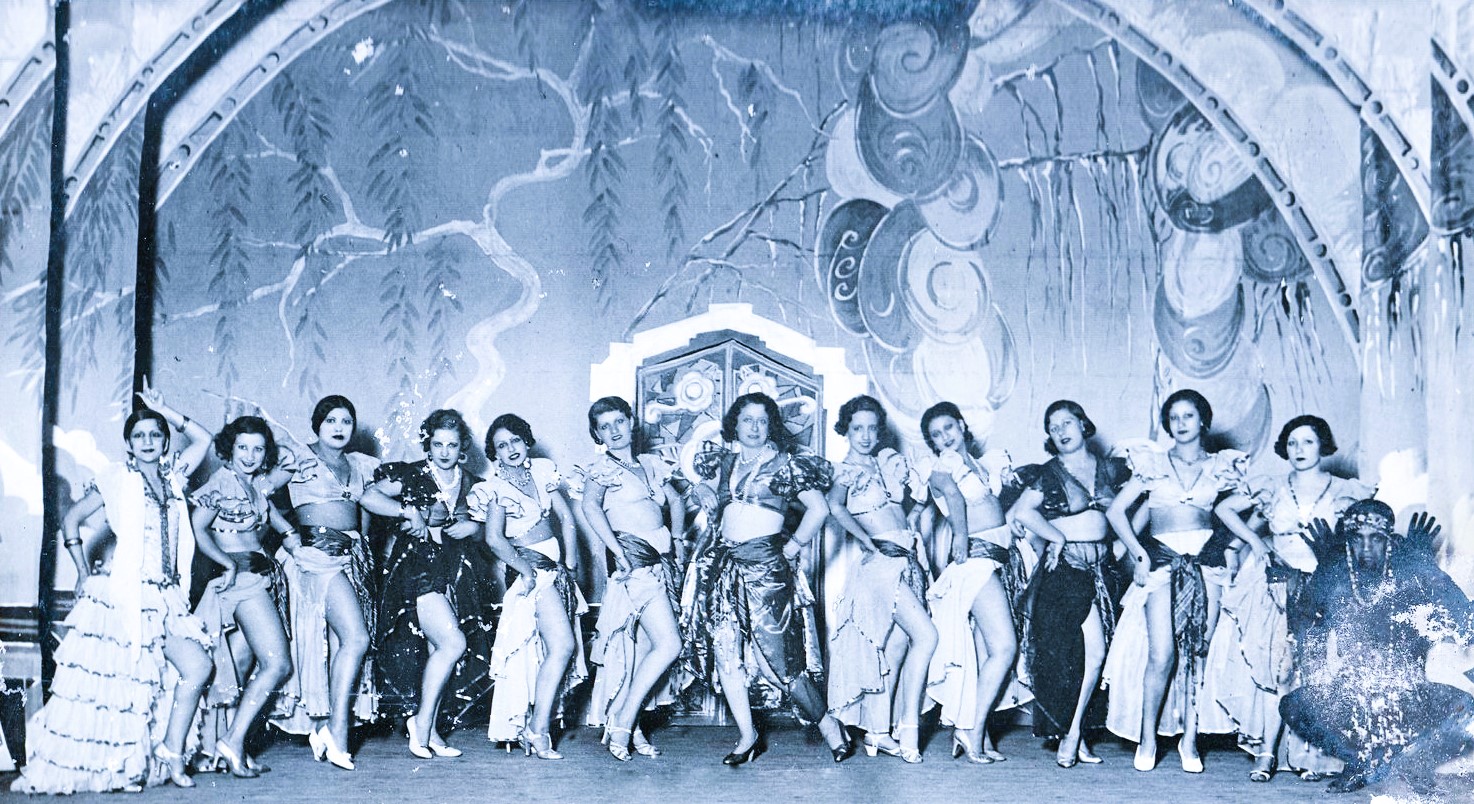 بديعة مصابني مع فرقتها الاستعراضية.. مصدر مفتوح