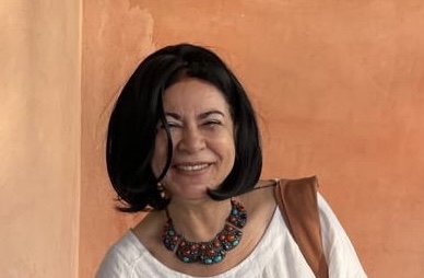 د.يسرية عبد العزيز حسني، أستاذ الفنون والتراث ومؤلفة كتاب "الحُلي والتراث".. الصورة بإذن منها