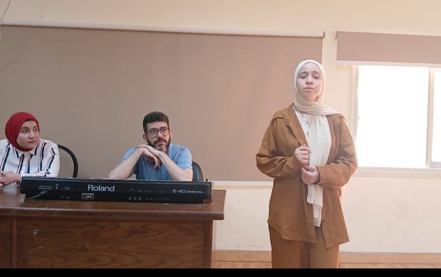 نور السيد في إحدى بروفات الإنشاد.. تصوير: محمود دوير
