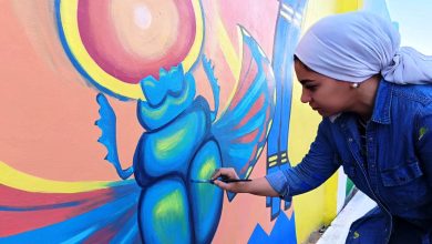 الدكتورة يارا البحيري ترسم على الجدارية.. تصوير: وفاء أمين