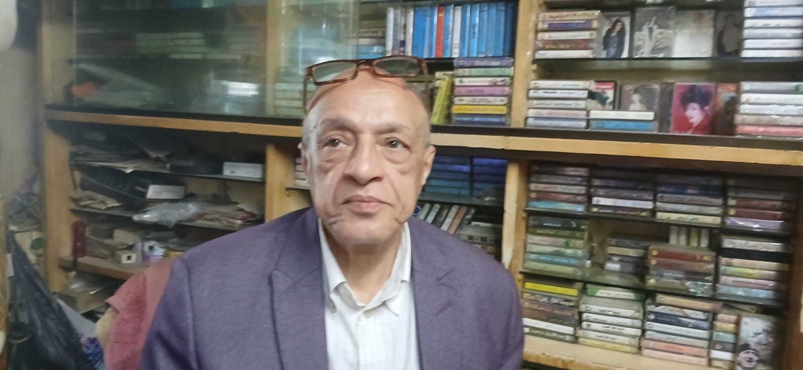 خالد يونس، صاحب محل "صوت الحب الجديد".. تصوير: محمود دوير