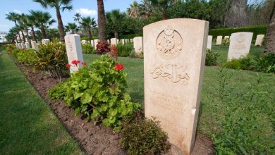 قبر الجندي السنغالي المسلم مزين بالخط الثلث البديع.. تصوير: أسامة كمال