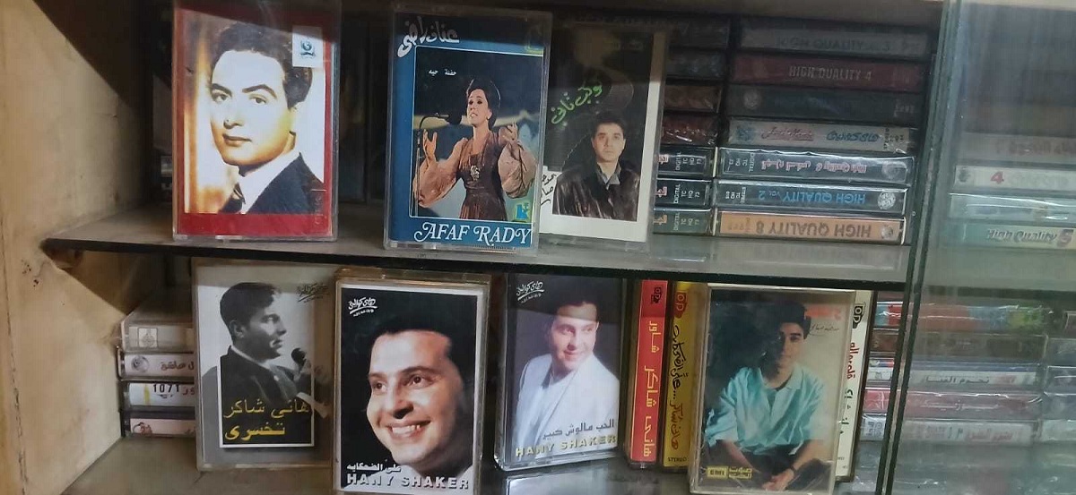 أشرطة الكاسيت في البحيرة.. تصوير: محمود دوير