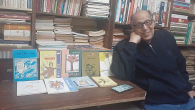 الخميسي في مكتبته.. الصورة من أرشيفه الخاص