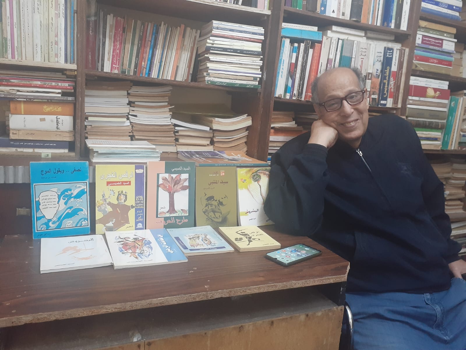 الخميسي في مكتبته.. الصورة من أرشيفه الخاص
