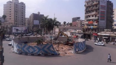 ميدان الساعة بدمنهور أثناء عملية قطع النخيل الملكي.. الصورة من أرشيف د.زهدي الشامي