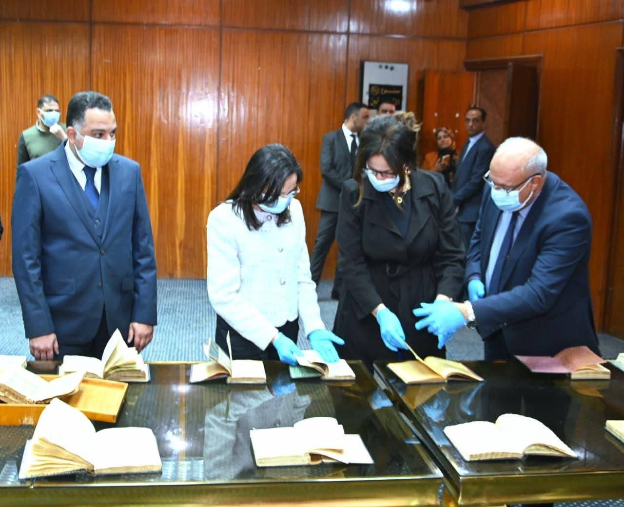 من زيارة وزيرة الثقافة لتفقد مخطوطات المكتبة.. الصورة من المركز الإعلامي لمحافظة البحيرة