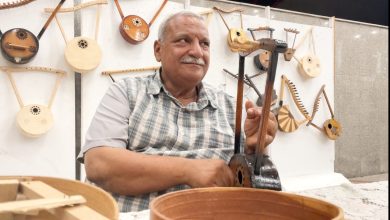 محمد ميدا يجلس في معرضه بملتقى السمسمية.. أرشيفية تصوير: محمد عوض