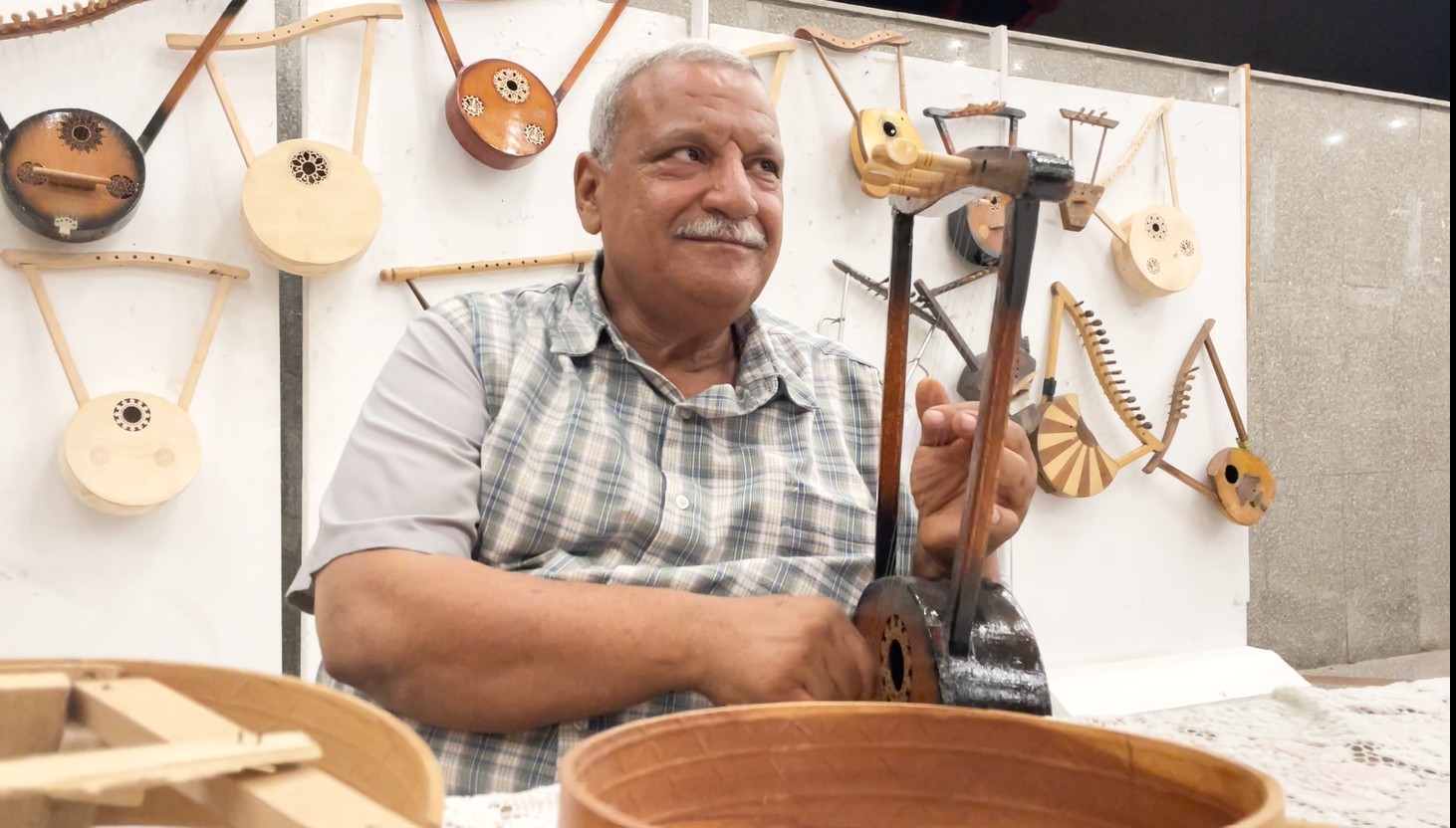 محمد ميدا يجلس في معرضه بملتقى السمسمية.. أرشيفية تصوير: محمد عوض