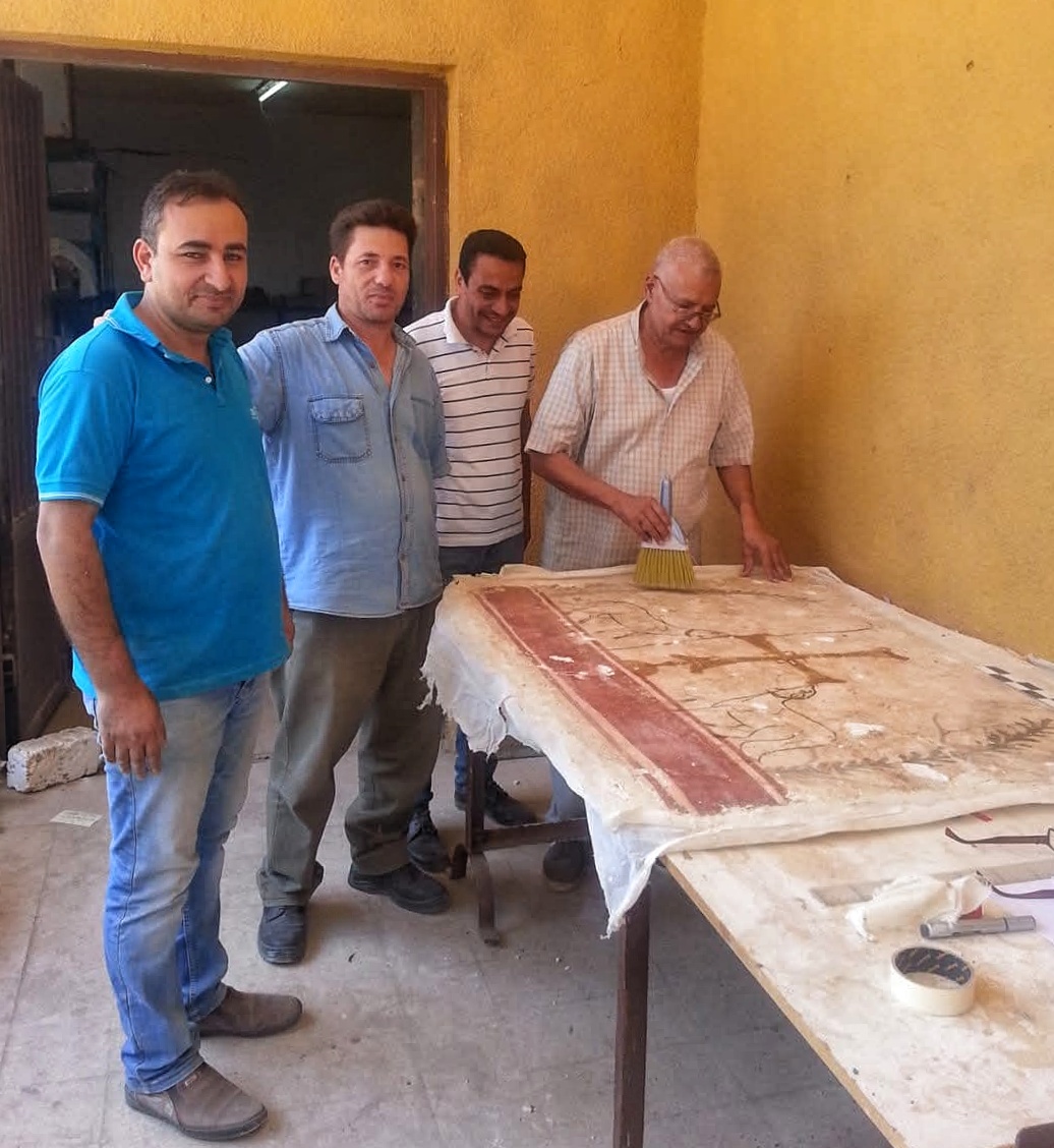 1000738770 د. حسان عامر خلال جرد أعمال البعثة الإسبانية بالبهنسا.. الصورة من صفحته بفيسبوك