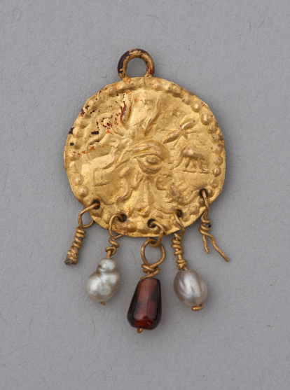 تميمة رومانية للحماية من الحسد مصدر الصورة Photograpr Photo Johns Hopkins Archaeological Museum تميمة رومانية للحماية من الحسد.. مصدر الصورة Photograpr Photo Johns Hopkins Archaeological Museum
