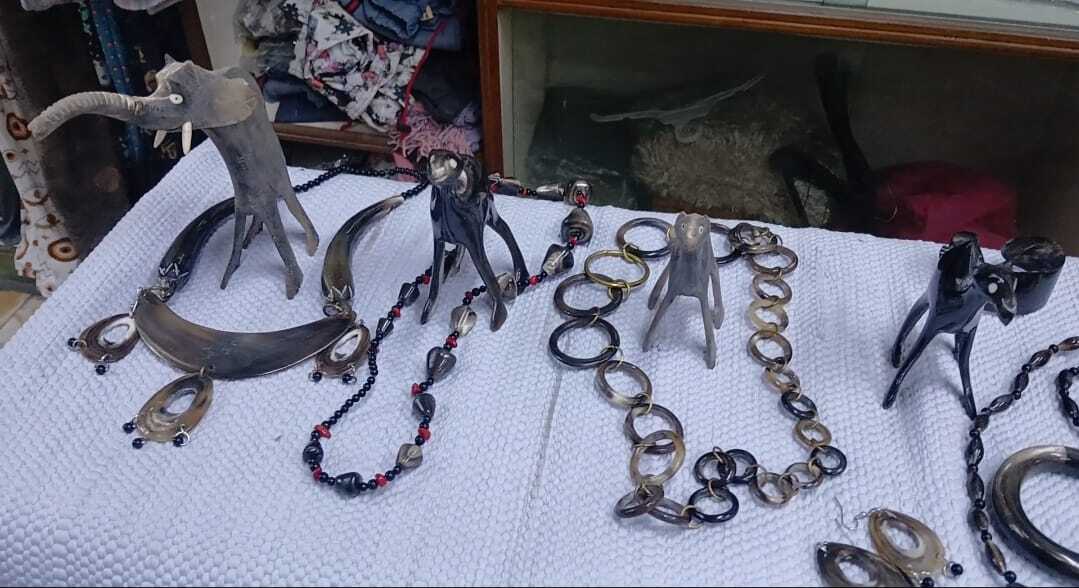 مشغولات مصنوعة من قرون الجاموس.. تصوير: محمود دوير