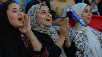 صورة مولدة بالذكاء الاصطناعي لمشجعات كرة القدم
