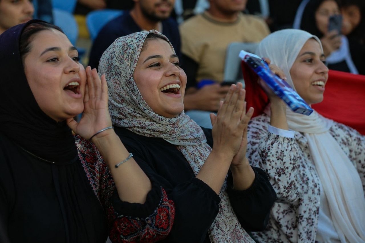صورة مولدة بالذكاء الاصطناعي لمشجعات كرة القدم